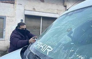 Sivas yine şaşırtmadı, buz kesen kentte cam kazıma...
