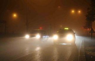 Sivas yoğun sise gömüldü, araçlar görünmez...