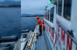 Su alan tekne Kıyı Emniyet ekipleri tarafından...