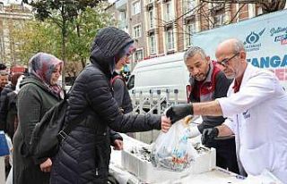 Sultangazi Belediyesi’nden ücretsiz balık dağıtımı