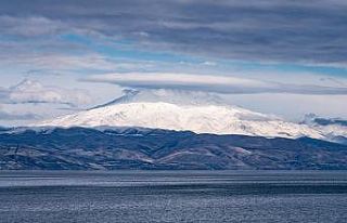 Süphan Dağı’nın zirvesinde mercek bulutu oluştu