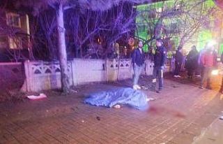 Süratli otomobilin çarptığı elektrikli bisiklet...