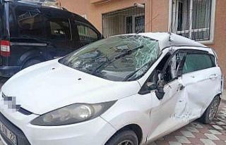 Sürücüsünün kontrolünü kaybettiği tır park...