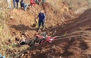 Tahliye kanalına düşen inek kurtarıldı