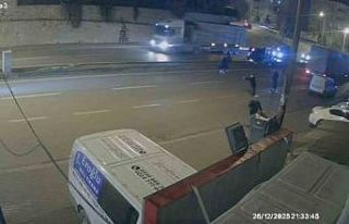 Takla atıp direğe çarpan otomobilin kaza anı kamerada:...