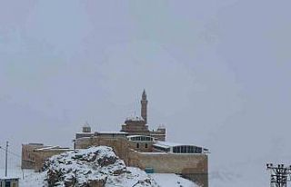 Tarihi İshak Paşa Sarayı beyaza büründü