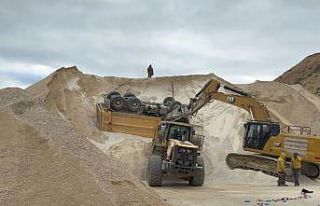 Taş ocağında kamyon devrildi, sürücüsü hayatını...