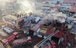 Tatvan’da kereste dükkanında yangın