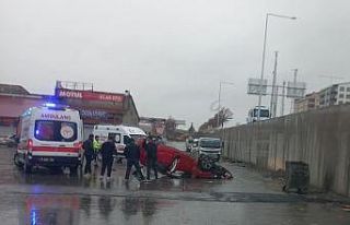 Tatvan’da otomobil köprülü kavşaktan uçtu:...