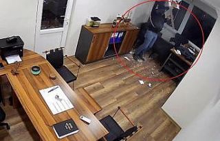 Tavana bastı, ofise düştü: Yara almadan kurtuldu