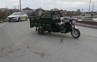 Tavşanlı’da elektrikli motosiklet devrildi: 4...