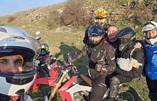 Tek başına buldukları yeni doğmuş kuzuyu 3 kilometre...