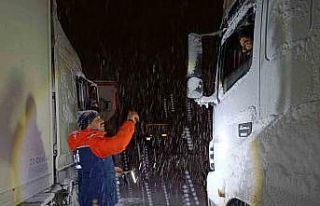 Tendürek’te tipi nedeniyle onlarca araç yolda...