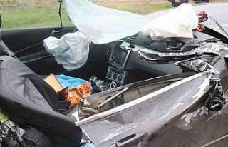 Tıra arkadan çarpan araç kağıt gibi ezildi: 1...