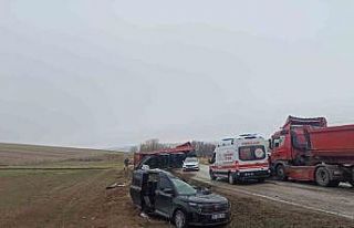 Tırın dorsesi hafif ticari aracın üzerine devrildi:...