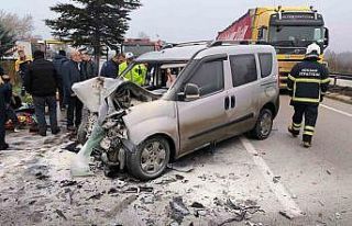 Tırla çarpışan hafif ticari araç alev aldı:...