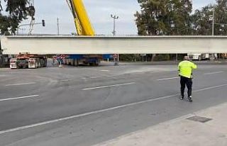 Tonlarca ağırlıktaki beton blok taşıyan tırın...