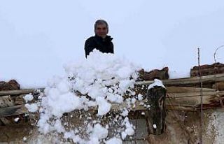 Toprak damlı evlerde yaşayan vatandaşlar baca küreme...