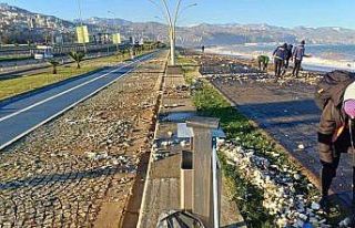Trabzon’da fırtınada dalgaların sahile getirdiği...
