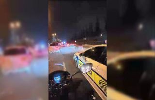 Trafikte kalan ambulansa motosikletli kurye yardımıyla...