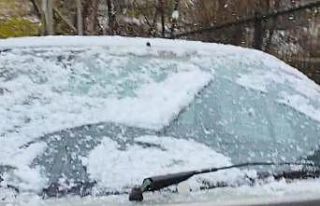 Tufanbeyli’de kısa süreli yağan kar sevindirdi