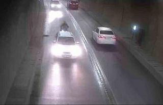 Tünelde bir anda duran otomobile motosiklet çarptı:...