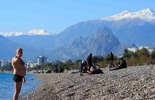 Türkiye karla mücadele ederken Antalya’da deniz...