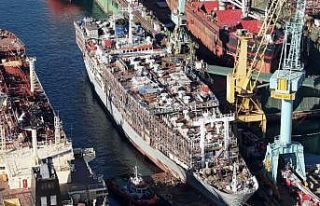 Tuzla’da yanan gemi söndürüldü