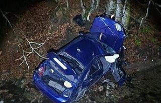 Uçurumdan yuvarlanan otomobilden 3 kişi sağ çıktı