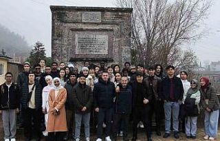 Üniversiteli öğrenciler tarihi ve doğal mekanları...