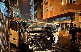 Üsküdar’da park halindeki araç alev alev yandı:...