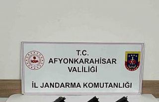 Uyuşturu ve ruhsatsız tabancalarla yakalanan şahıs...