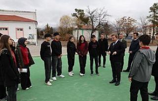 Vali Aydoğdu, Erzincan Lisesi’nde kauçuk zeminli...