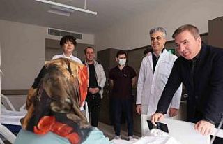 Vali Aydoğdu hastanede tedavi gören hastaları ziyaret...