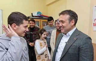 Vali Sözer’den özel öğrencilere destek