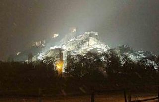 Van’da beklenen kar geldi: Kent merkezi beyaza büründü