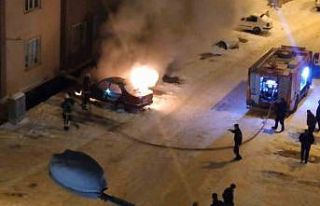 Van’da park halindeki otomobil alev alev yandı