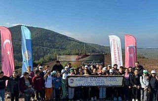 Vefat eden öğretmenleri için fidan diktiler