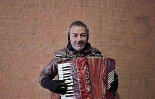 Yağmur, soğuk demeden enstrümanını çalıyor