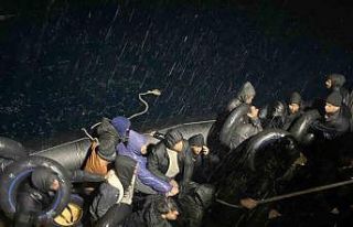 Yağmurun altında denizde sürüklenen göçmenlere...