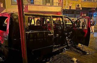 Yalova’da minibüs park edildiği sırada alevlere...