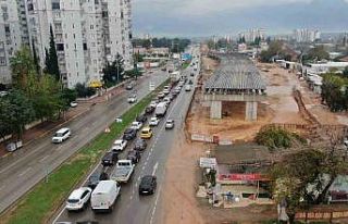 Yapımı devam eden köprülü kavşak inşaatı pideciye...