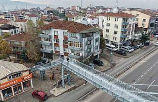 "Yayalar evimi izliyor" şikayeti üst geçidi...