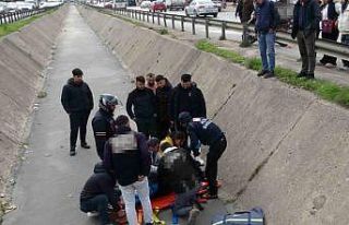 Yayaya yol veren motosikletli arkasından gelen otomobilin...