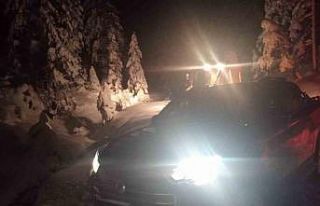 Yaylada mahsur kalan vatandaşların belediye ekipleri...