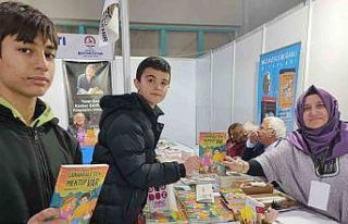 Yazar öğretmen kitap fuarında öğrencilerle buluştu