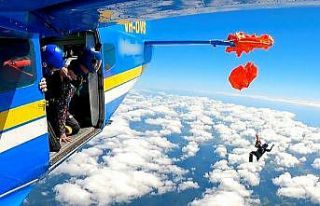 Yedek paraşütü uçağın kuyruğuna takıldı,...