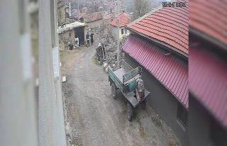 Yerde yatan karısının kafasına tekme attı