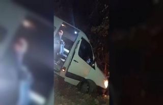 Yolcu minibüsü şarampolde asılı kaldı, faciadan...