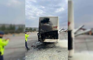 Yolcu otobüsü seyir halindeyken yangın çıktı